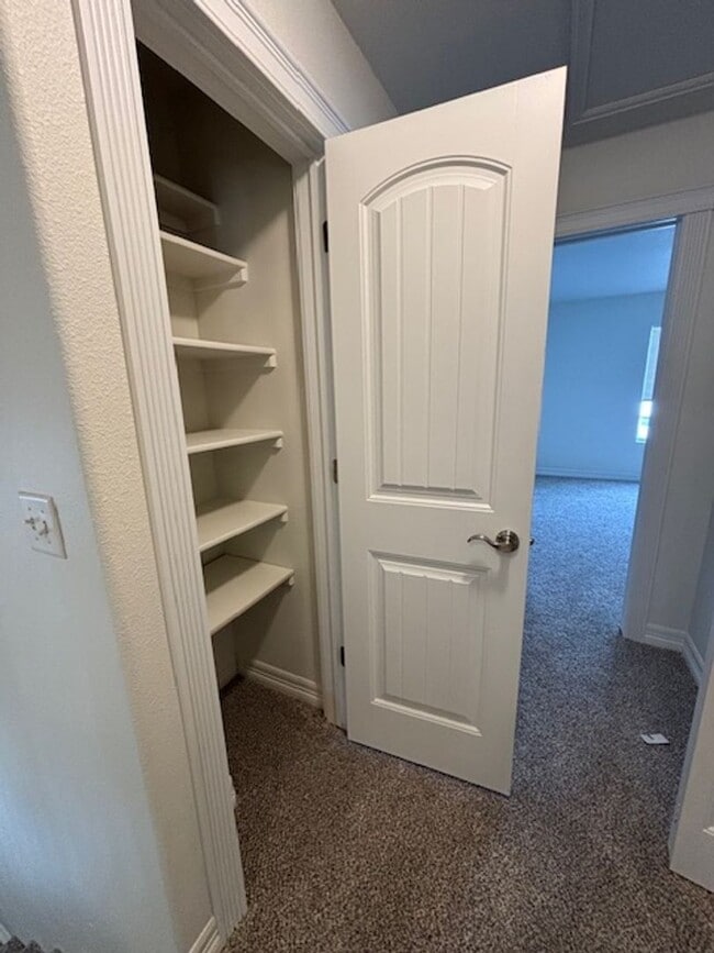 Building Photo - 4 Bedroom 3.5 Bath Townhouse Near Dell Ran...