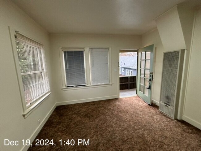Building Photo - 1109 Oak St