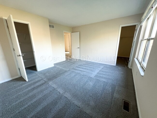 Building Photo - 1449 Valley Dr