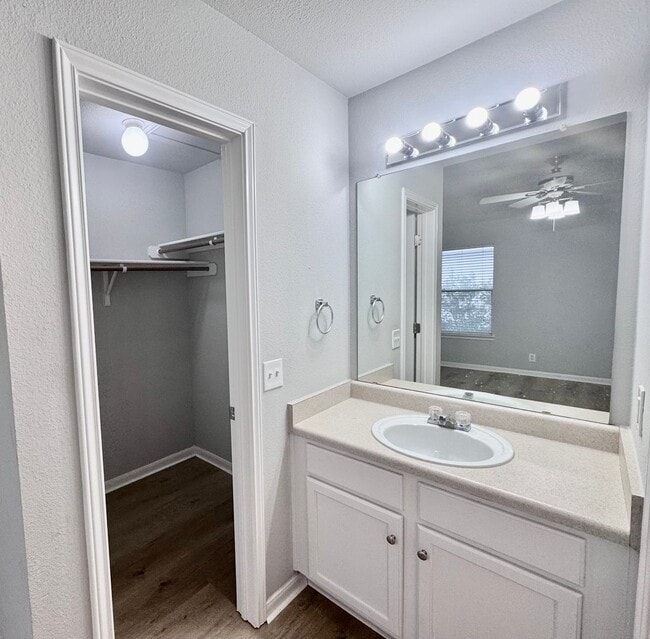 Building Photo - Cedar Park Condo  Freshly Updated