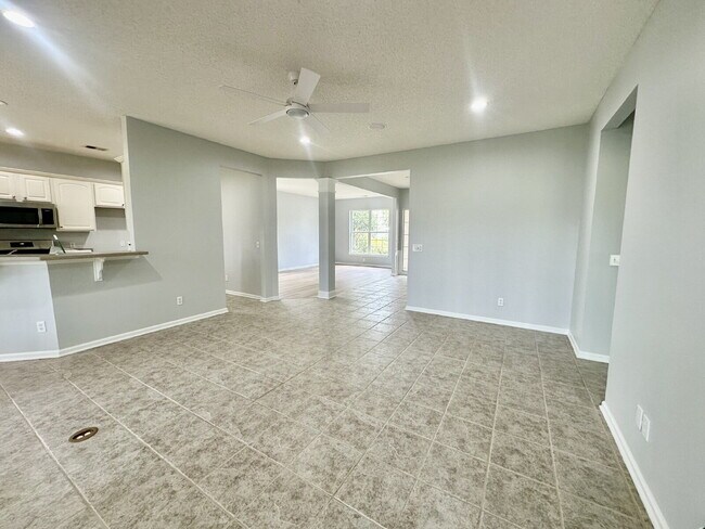 Building Photo - Outstanding Two Bedroom Home in Sun City!