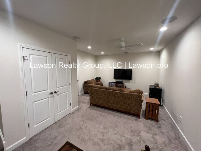 Building Photo - Upscale and Spacious Daleville Townhome