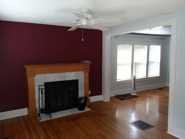 Building Photo - 2 bedroom house on large corner lot in Man...
