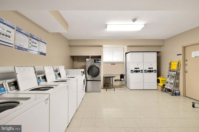 Building Photo - 4390 Lorcom Ln