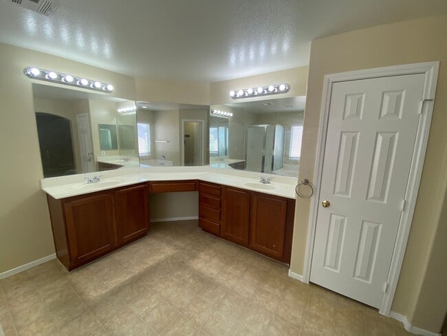 Building Photo - Beautiful 6 bed/3 bath home located in the SW area of Las Vegas