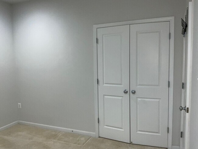 Building Photo - Beautiful 4BR 3.5BA 3 level townhome with 2 car attached garage located in the Cabin Branch Commu...