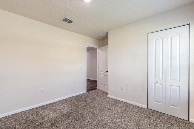 Building Photo - 109 Persimmon Dr