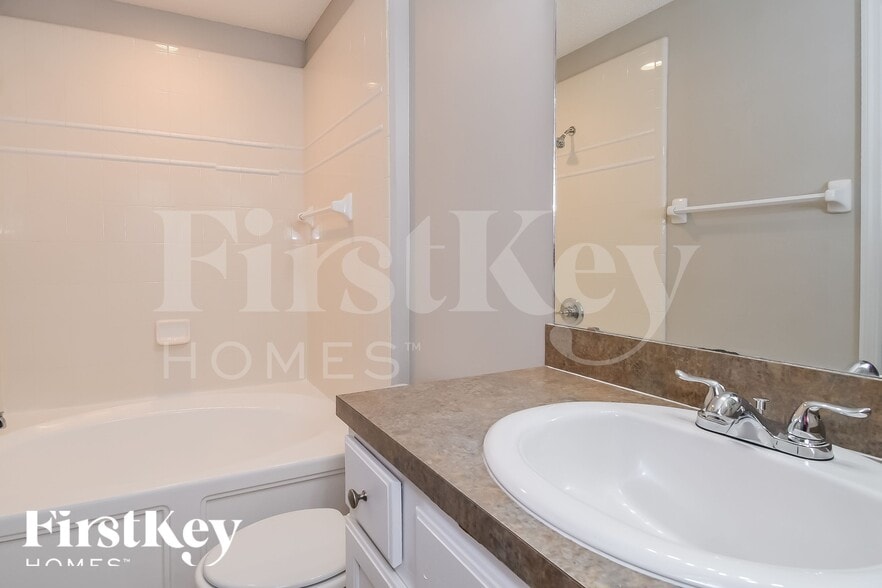 Building Photo - 2956 Centerwood Dr N