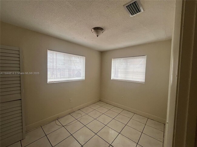 Building Photo - 2415 NW 18th Terrace
