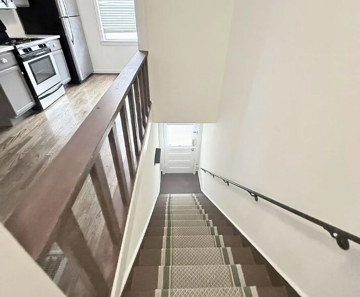 Building Photo - 1023 W Gardner St