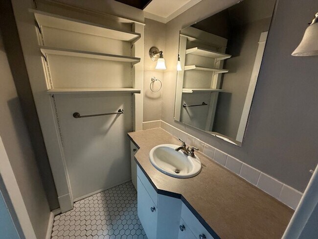 Building Photo - 217 E Oak St