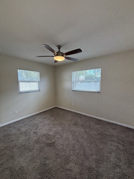 Building Photo - 4 Bed/2 Bath