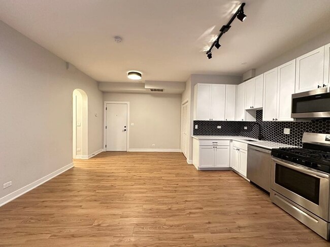 Building Photo - 661 W Wrightwood Ave