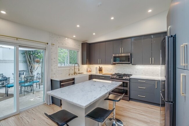 Primary Photo - 12042 Sylvester St