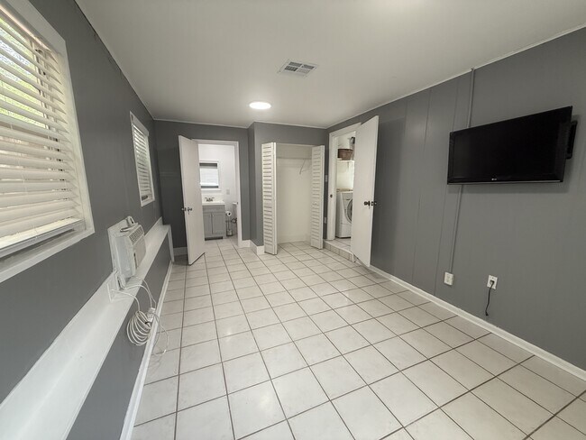 Building Photo - 313 NW 34th Dr