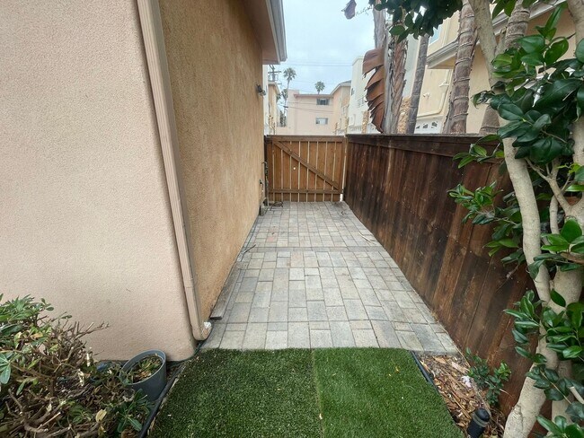 Building Photo - Spacious 3-bedroom, 3-bath townhome in the...