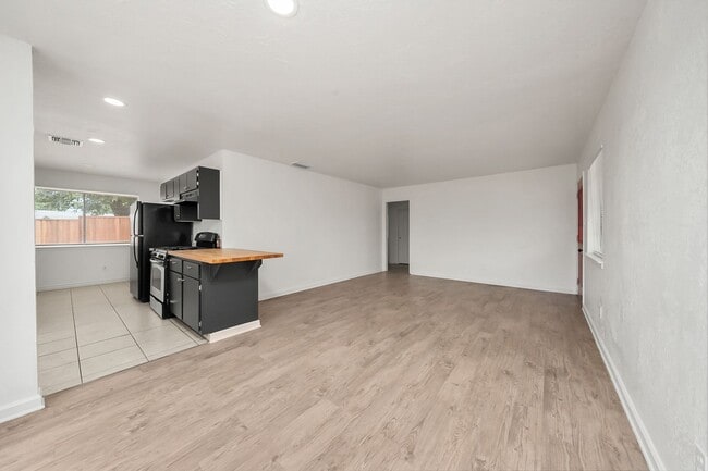 Building Photo - Charming 3BR, 1BA House with Private Backyard
