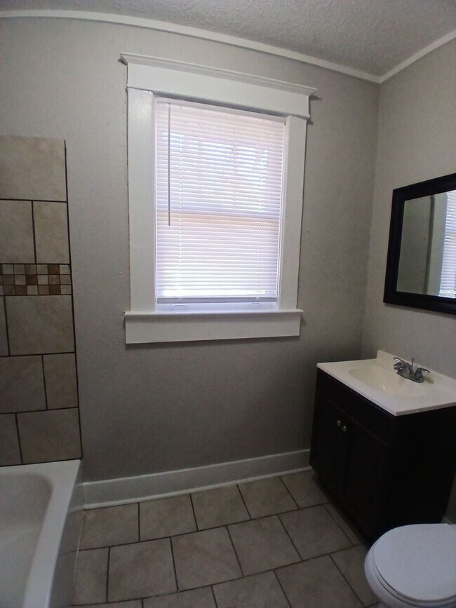 Building Photo - Newly Renovated 1BR/1BA Duplex near U of M