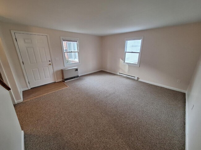 Building Photo - 19 Robinson St