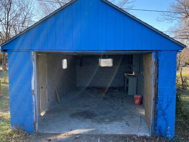 Building Photo - 1134 S Haden St