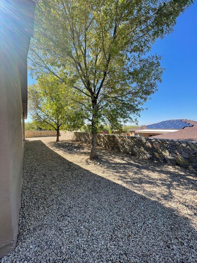 Building Photo - Lovely 4 Bedroom/2 Bath home in Parkhill E...