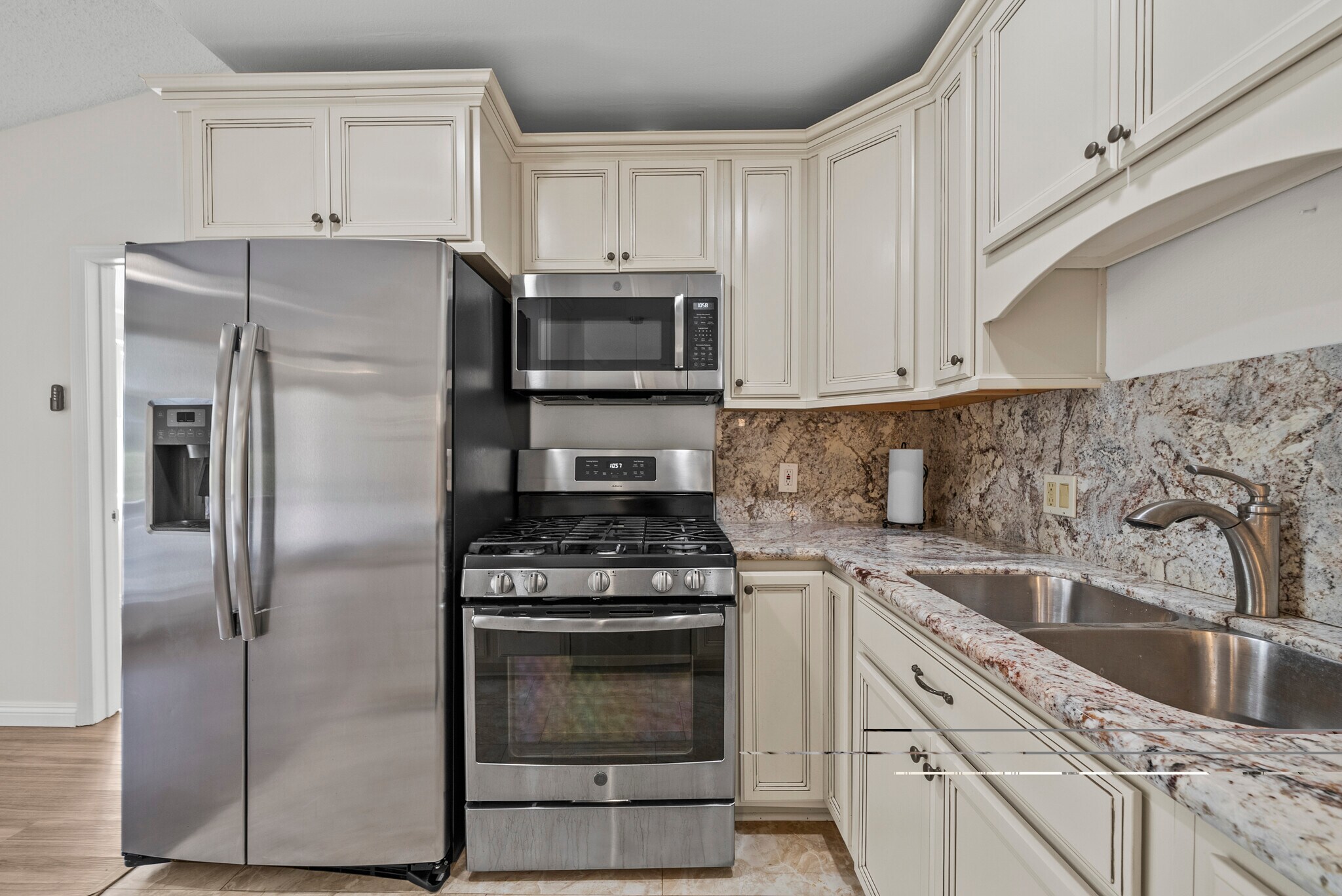 Kitchen - 19156 Avenue of the Oaks