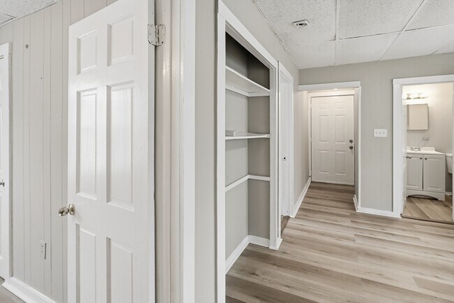 Building Photo - 14 Hacker St