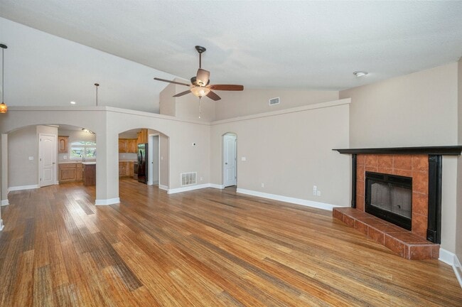 Building Photo - Spacious Home in Navarre!