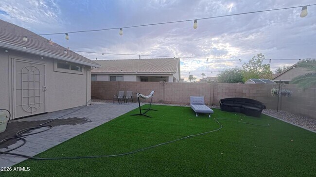 Building Photo - 16624 W Saguaro Ln