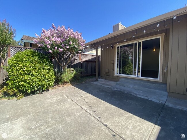 Building Photo - 3bd/2ba Single-Level Home - Close to Downt...