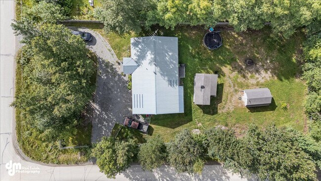 Building Photo - Cozy 3 bedroom 2 bath home w/ fully fenced...