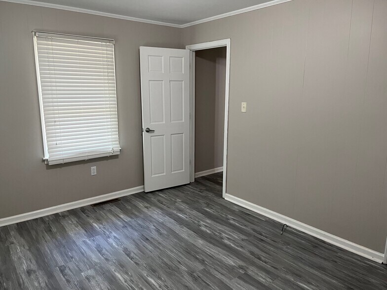 Building Photo - 4495 Ridge Rd