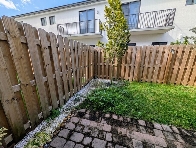 Building Photo - Spacious 3 Bedroom / 3.5 Bathroom Townhome for Rent – Miami