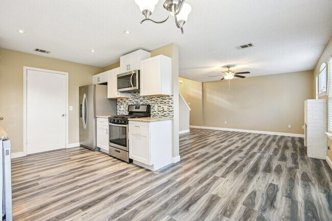 Building Photo - 1605 Lantern Light Dr