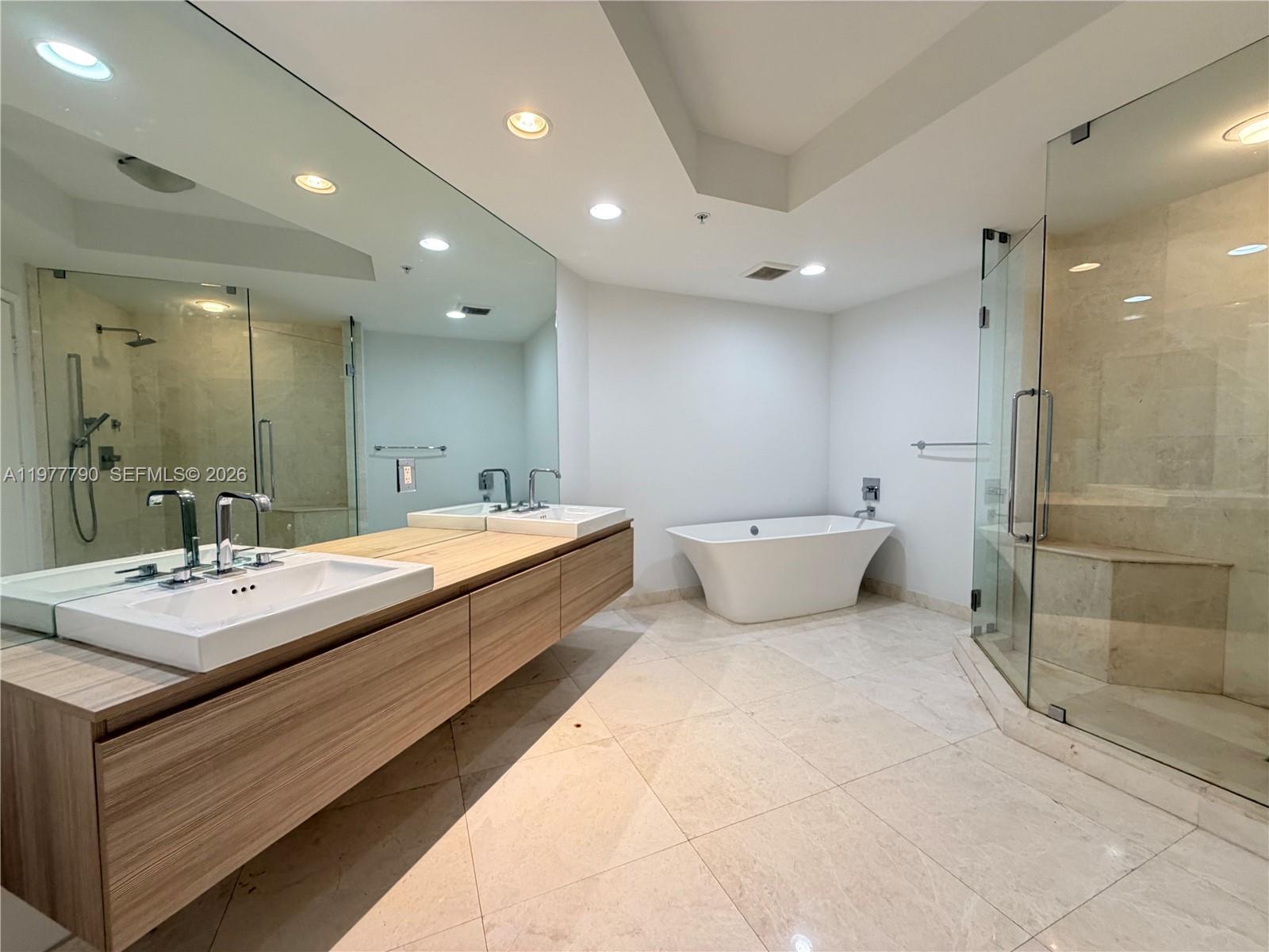 Building Photo - 15901 Collins Ave