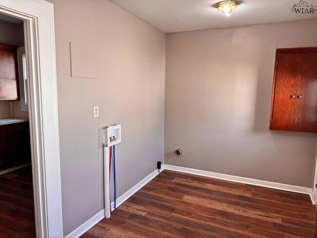 Building Photo - 1710 Monroe St