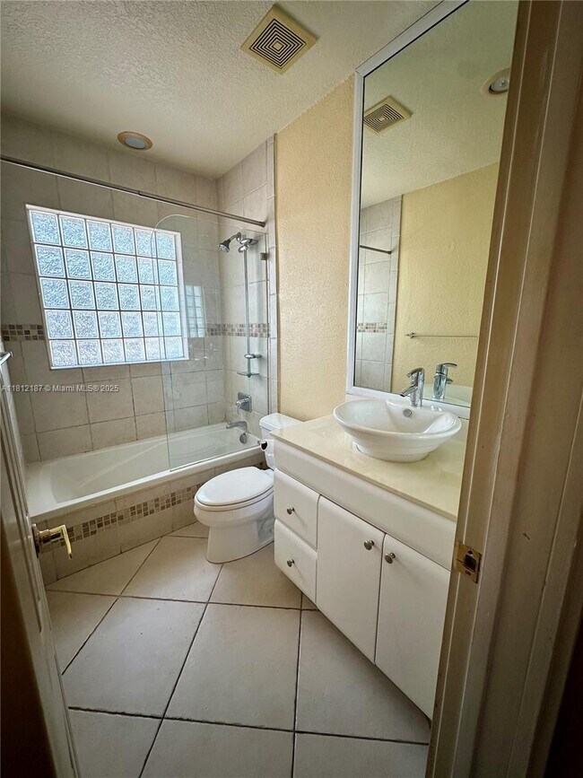 Building Photo - 1423 Holly Heights Dr