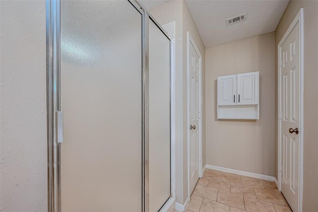 Building Photo - 7135 Woodland Oaks