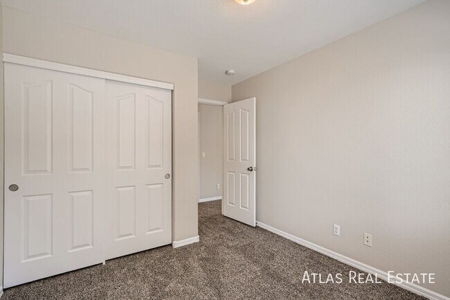 Building Photo - 7875 Constantinople Ave