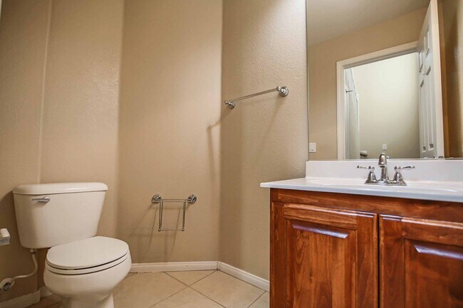 Building Photo - Luxurious Retreat in the Heart of Las Vegas