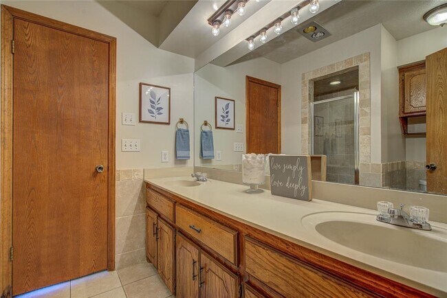 Building Photo - 2109 Shamrock Dr