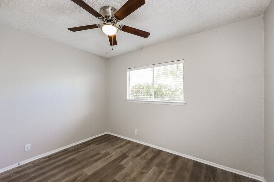 Building Photo - 1030 Honey Tree St