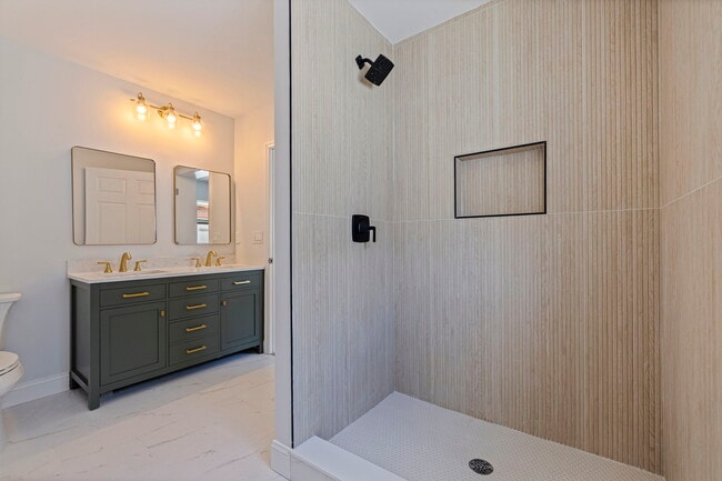 Building Photo - 934 41st Ave NE