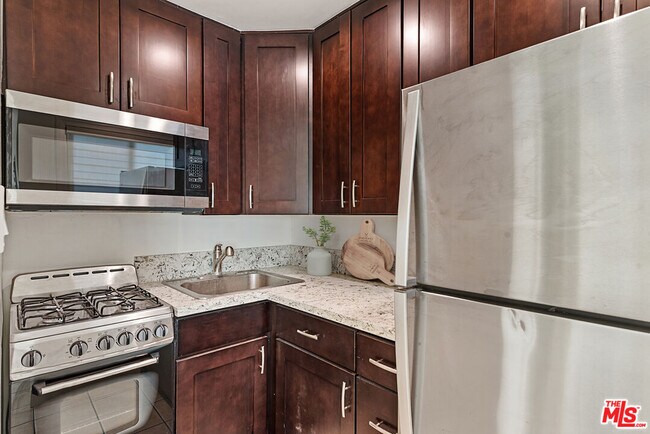 Building Photo - 2400 Vanderbilt Ln