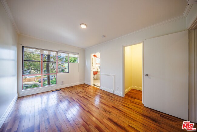 Building Photo - 3225 Greenfield Ave