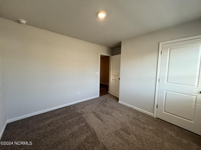 Building Photo - 8201 E Highcroft Dr NE