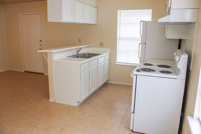 Building Photo - 2-Bedroom Duplex in Edison