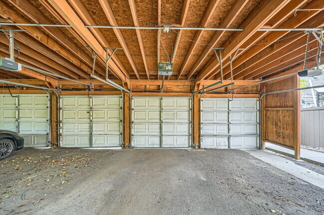 Building Photo - 823 E 22nd Ave