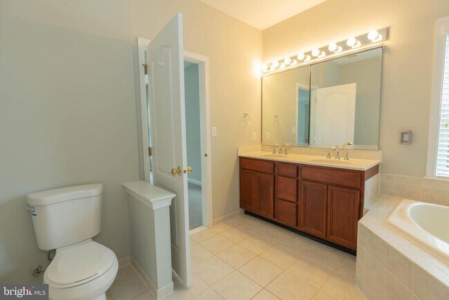 Building Photo - 305 Lewisburg Ln