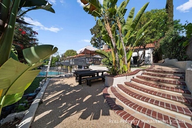 Building Photo - 1850 Edgecliff Dr